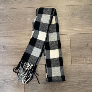 American Eagle black and white plaid scarf